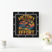 Der Sieg beginnt mit dem Anstrenger Quadratische Wanduhr (Zuhause)