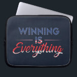 Der Sieg ist alles Laptopschutzhülle<br><div class="desc">Ein lebendiges und dynamisches Grafikdesign mit der Phrase "Winning Is Everything" (Gewinnen ist alles) in fett, kontrastierend rot, weiß und blau Buchstaben. Die Farben sind in einem auffallenden und auffälligen Muster angeordnet, das ein Gefühl von Energie und Spannung schafft. Das Design ist abstrakt und modern, wobei der Schwerpunkt auf der...</div>