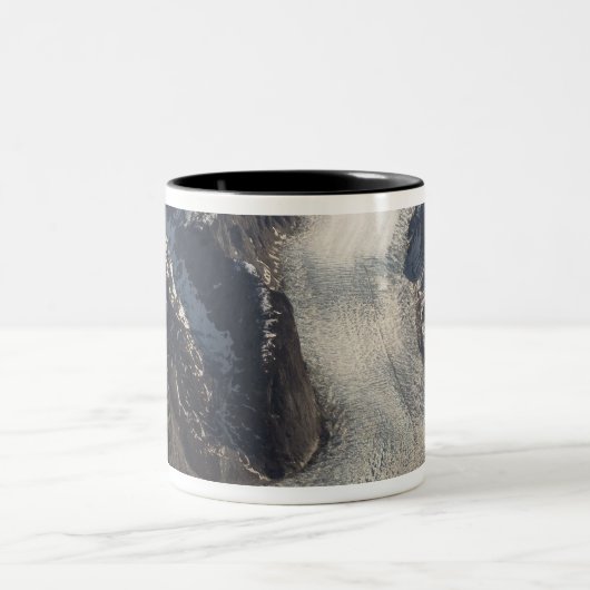 Der Sondrestrom-Gletscher in Grönland Zweifarbige Tasse (Mittel)