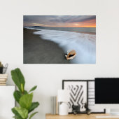 Der Sonnenaufgang am Strand und die Muschel Poster (Heimbüro)