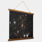 Der Sonnenaufgang in einem riesigen Galaxiehaufen Wandteppich Mit Holzrahmen (Gewinkelt)