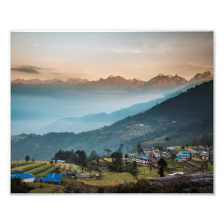 Der Sonnenaufgang über dem Dorf Sermathang Fotodruck