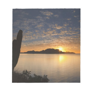 Der Sonnenaufgang über der Isla Danzante im Golf v Notizblock