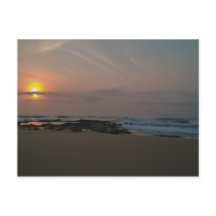 Der Sonnenaufgang über einem Felsenpool am Meer