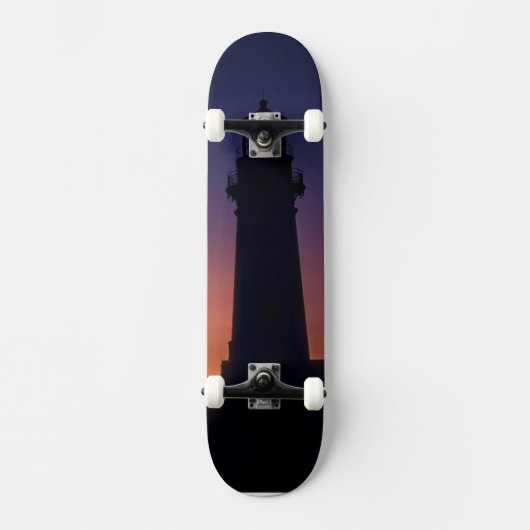 Der Sonnenball fällt auf den bunten Horizont Skateboard (Vorderseite)