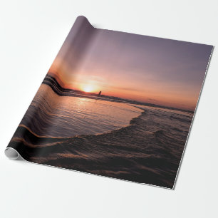 Der Sonnenuntergang am Strand ist dunkel, hell und Geschenkpapier