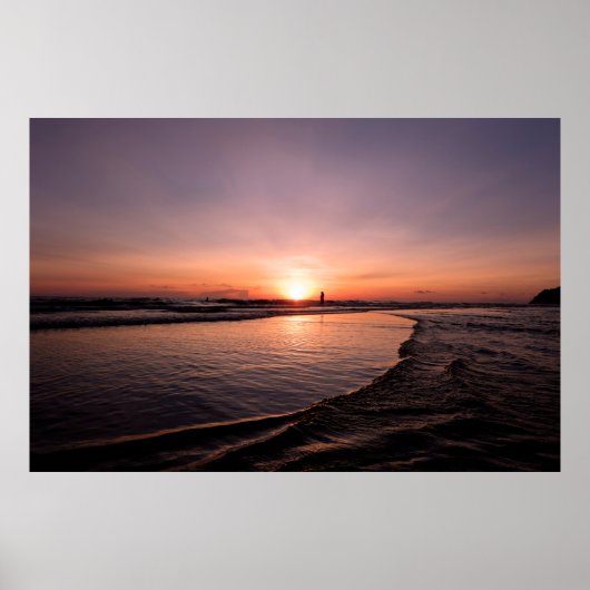 Der Sonnenuntergang am Strand ist dunkel, hell und Poster (Vorne)