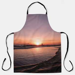 Der Sonnenuntergang am Strand ist dunkel, hell und Schürze