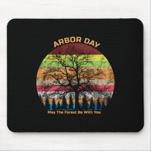 Der Sonnenuntergang des Retro-Erdbaums an einem be Mousepad