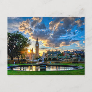 Der Sonnenuntergang hinter den Häusern des Parlame Postkarte