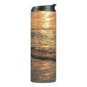 Der Sonnenuntergang reflektiert das wunderschöne M Thermosbecher (Nach links gedreht)