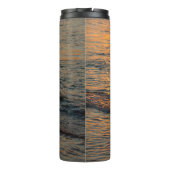 Der Sonnenuntergang reflektiert das wunderschöne M Thermosbecher (Rückseite)