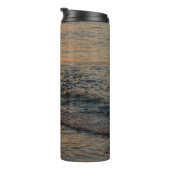 Der Sonnenuntergang reflektiert das wunderschöne M Thermosbecher (Nach rechts gedreht)