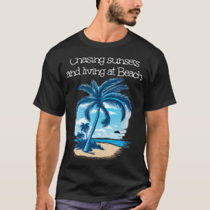 Der Sonnenuntergang unter Palmen und nah zum Meer T-Shirt