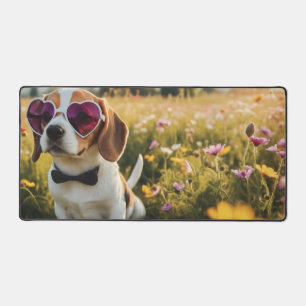 Der sonnige Beagle trägt eine Sonnenbrille auf ein Schreibtischunterlage