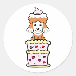 Der sonnige braune Hund springt aus einem Kuchen Runder Aufkleber