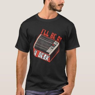 Der Soundingenieur ist bei meinem Schreibtisch für T-Shirt
