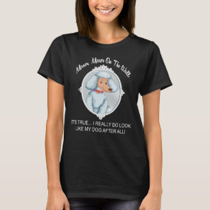 Der Spiegel des weißen Spielzeugs Poodle-Hundes an T-Shirt