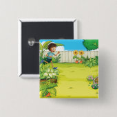 Der spielerische Junge, der in einem üppig grünen Button (Vorne & Hinten)