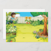 Der spielerische Junge, der in einem üppig grünen  Einladung (Vorne/Hinten)