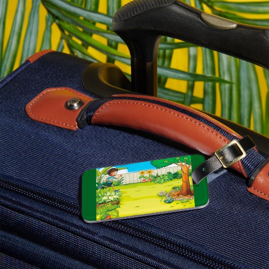 Der spielerische Junge, der in einem üppig grünen  Gepäckanhänger