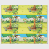 Der spielerische Junge, der in einem üppig grünen Geschenkpapier (Flach)