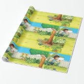 Der spielerische Junge, der in einem üppig grünen  Geschenkpapier (Ungerollt)