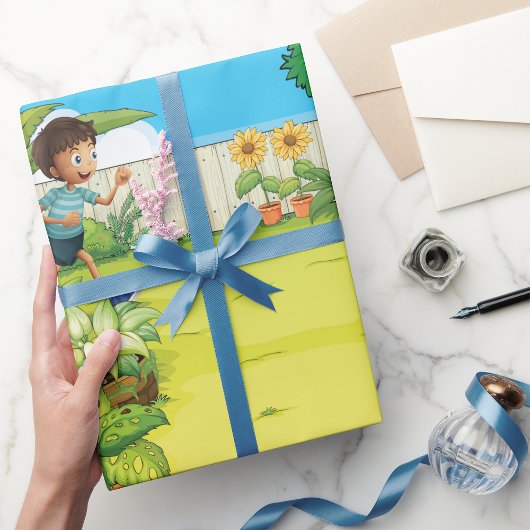 Der spielerische Junge, der in einem üppig grünen Geschenkpapier