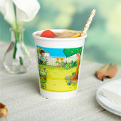 Der spielerische Junge, der in einem üppig grünen  Pappbecher