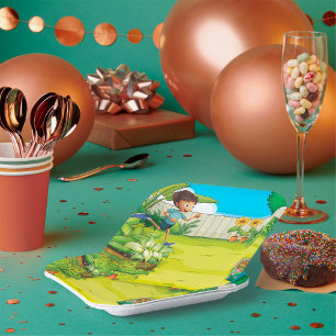 Der spielerische Junge, der in einem üppig grünen  Pappteller