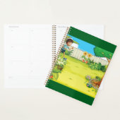 Der spielerische Junge, der in einem üppig grünen Planer (Anzeige)