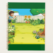 Der spielerische Junge, der in einem üppig grünen Planer (Vorderseite)