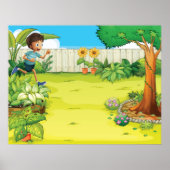 Der spielerische Junge, der in einem üppig grünen  Poster (Vorne)