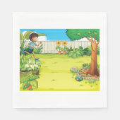 Der spielerische Junge, der in einem üppig grünen  Serviette (Vorderseite)