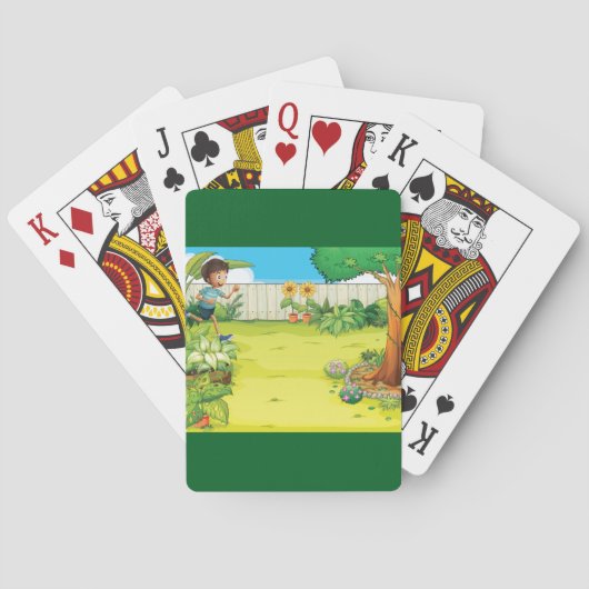 Der spielerische Junge, der in einem üppig grünen  Spielkarten (Rückseite)