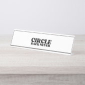 Der Statusmarker | Circle Back Never Executive Schreibtischnamensplakette (Vorderseite )