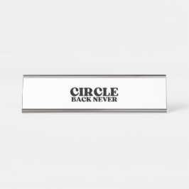 Der Statusmarker | Circle Back Never Executive Schreibtischnamensplakette