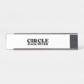 Der Statusmarker | Circle Back Never Executive Schreibtischnamensplakette (Vorderseite )