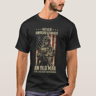 Der stolze alte Mann mit militärischem Hintergrund T-Shirt