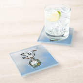 Der Storch trägt einen Babyjungen Glasuntersetzer (Schrägansicht)