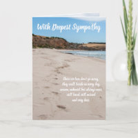 Der Strand mit Fußabdrücken im Beileid.