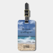 Der Strand nennt mich Tropenparadies Gepäckanhänger (Vorderseite vertikal)