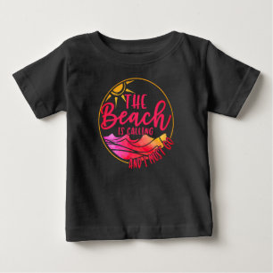 Der Strand ruft an und ich muss 76767 gehen Baby T-shirt
