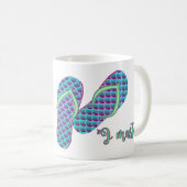 Der Strand ruft mit Meerjungfrau Flip Flops Kaffeetasse (VorderseiteRechts)