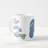 Der Strand ruft mit Meerjungfrau Flip Flops Kaffeetasse (Vorderseite Links)