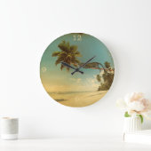 Der Strand von Leopard Palm Tree Große Wanduhr (Zuhause)