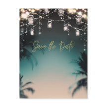 Der Strand von Palmen, der von glänzenden Lichtern