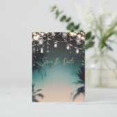 Der Strand von Palmen, der von glänzenden Lichtern Ankündigungspostkarte (Stehend Vorderseite)