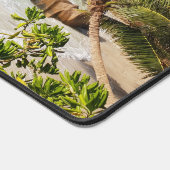 Der Strand von Palmen und großer Felsen Schreibtischunterlage (Ecke)