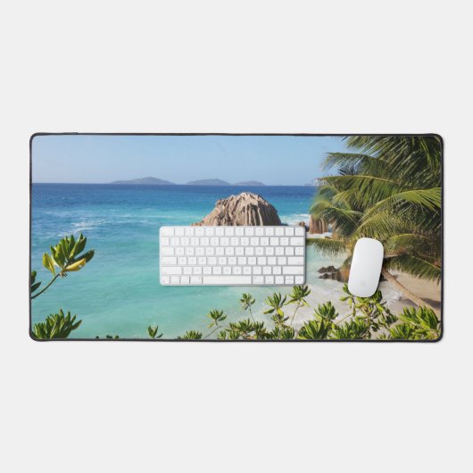 Der Strand von Palmen und großer Felsen Schreibtischunterlage (Tastatur & Maus)